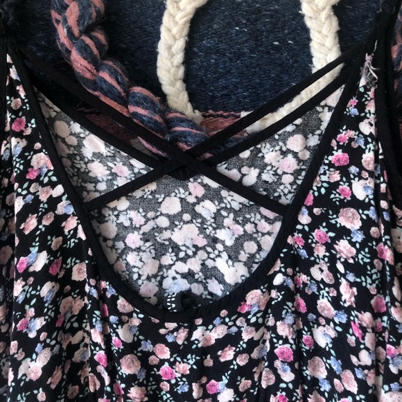 FLORAL ROMPER 💘 - Picture 3 of 4